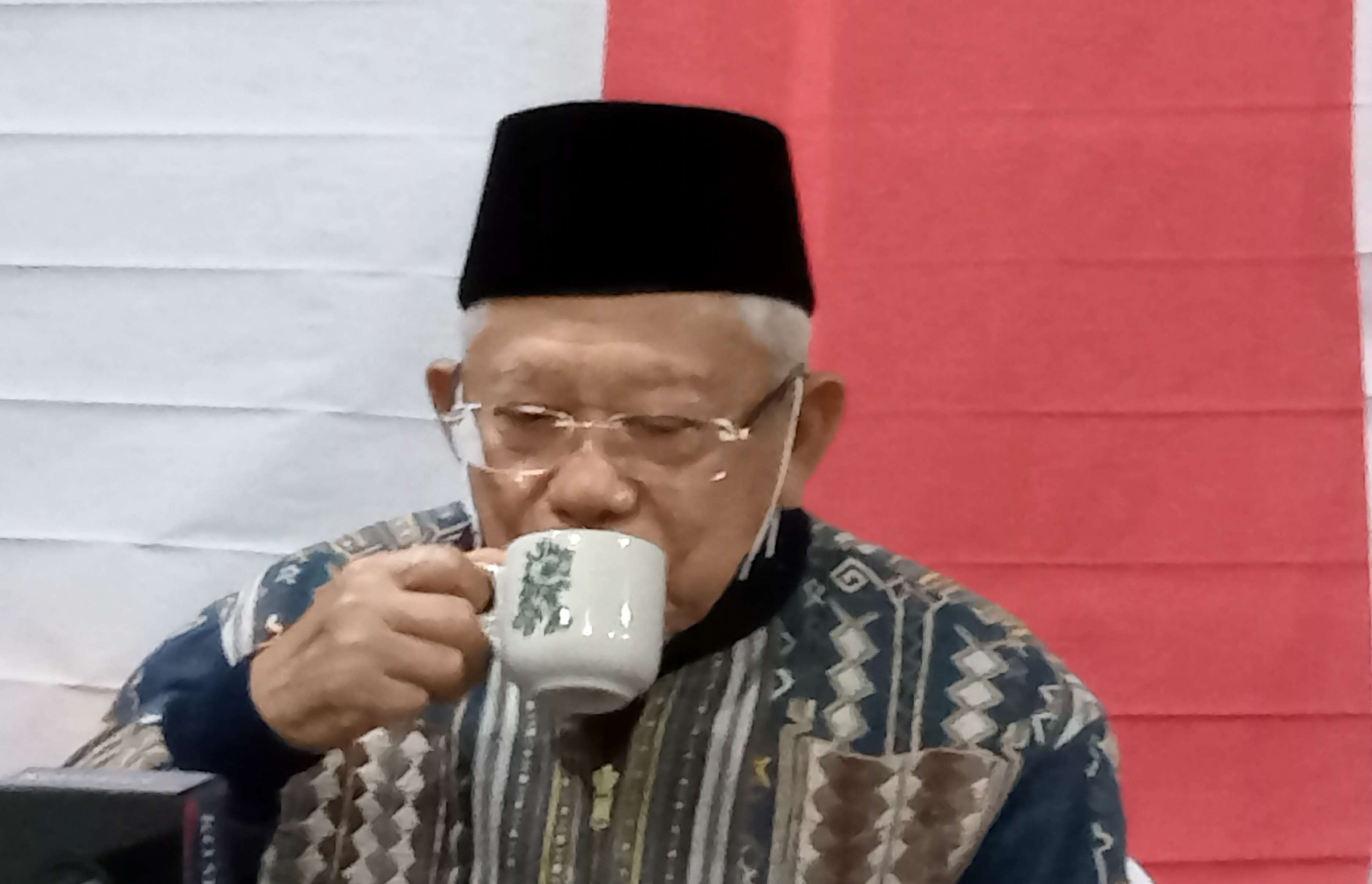 Wapres Ma'ruf Amin menikmat secangkir kopi Batak Karo. (Foto: Asmanu Sudarso/ Ngopibareng.id)