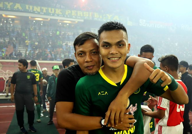 Pasangan ayah dan anak, Bejo Sugiantoro dan Rachmat Irianto, sama-sama membela Timnas Indonesia dan berkarier di Persebaya Surabaya hingga saat ini. (Foto: Instagram)