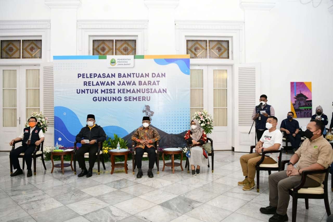Sumbangan Pemprov Jawa Barat diserahkan Ridwan Kamil secara simbolik langsung diterima Ketua Umum PP Muhammadiyah Haedar Nashir. (Foto: Istimewa)