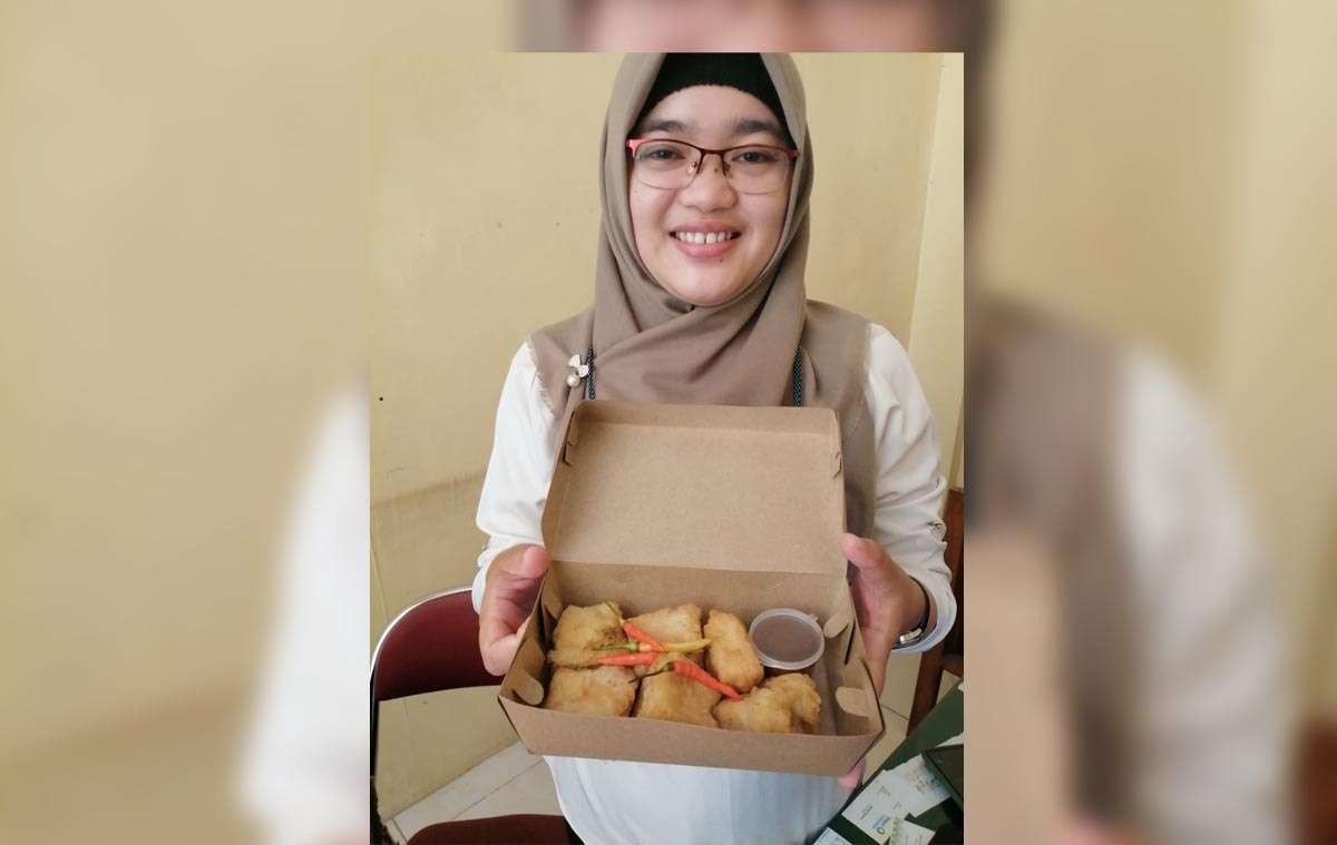 Fitri mengenalkan tahu kupang kuliner baru Kota Pasuruan (Laily /ngopibareng)
