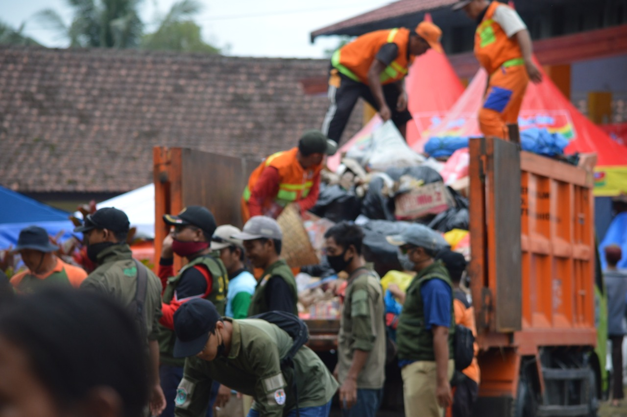 Penanganan sampah pengungsian di posko erupsi Semeru. (Foto: Kominfo Lumajang)