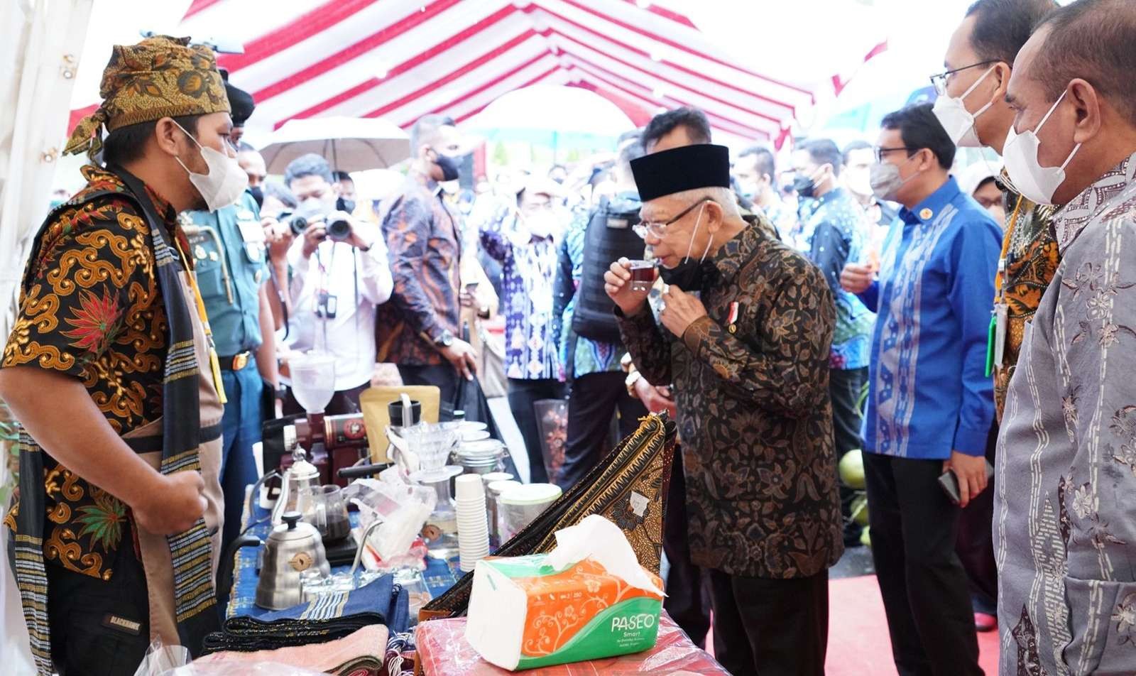 Wapres KH Ma'ruf Amin mencicipi jamu dari bahan rempah di stand pameran hari rempah nasional. (Foto: Asmanu/Ngopibareng.id)