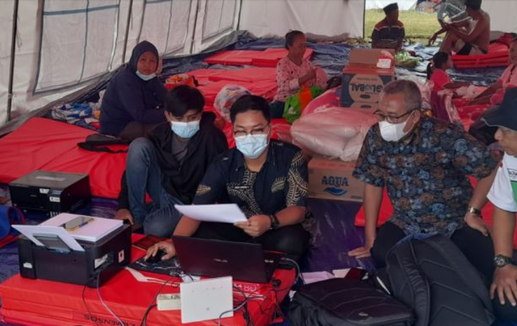 Tim Dukcapil peduli bencana awan panas guguran (APG) Gunung Semeru menerbitkan sebanyak 960 dokumen pengganti selama dua hari terakhir. (Foto: Ant)