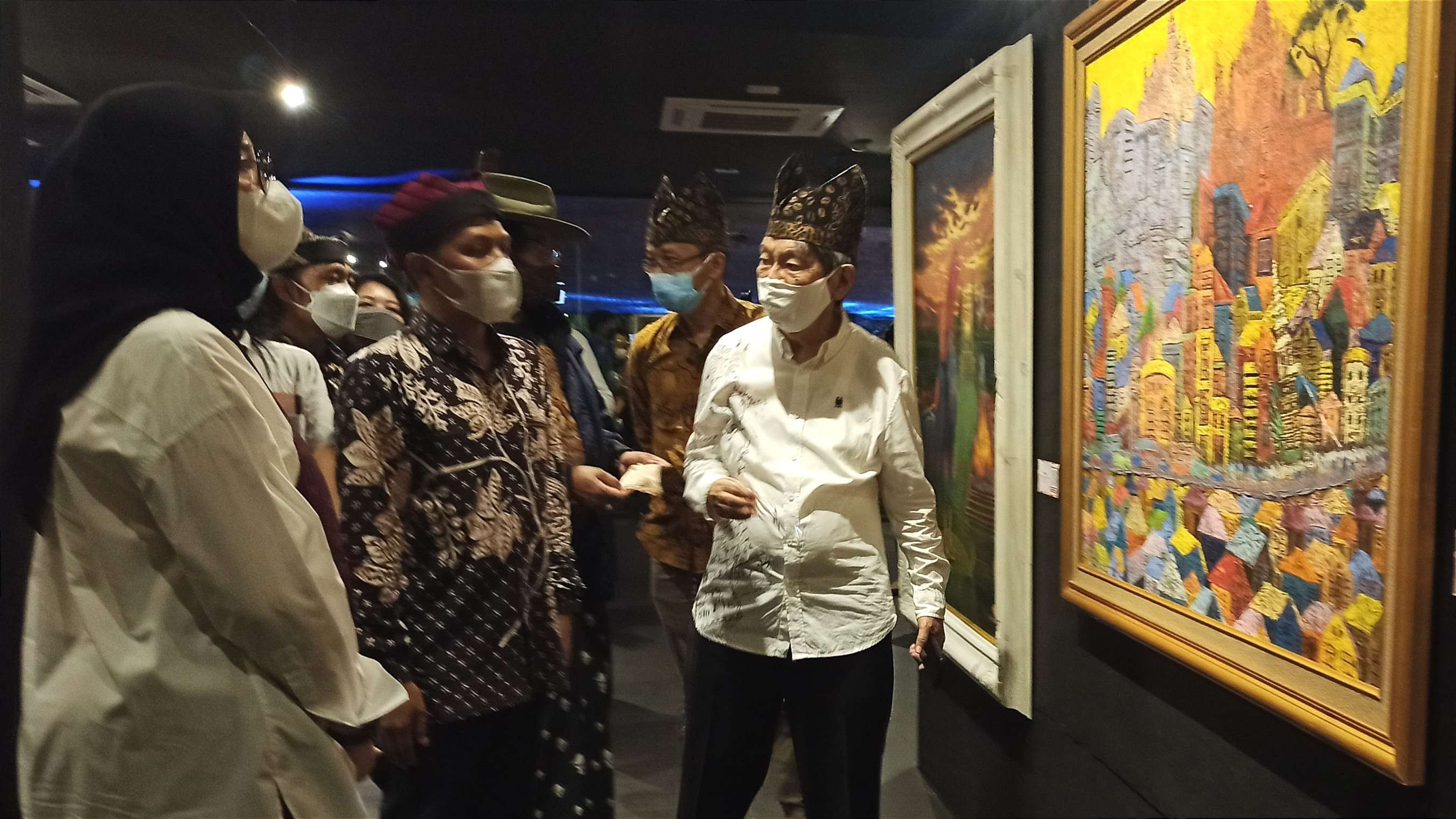 Bupati Banyuwangi melihat lukisan yang dipamerkan bersama OHD dan pengamat seni rupa yang hadir pada pembukaan pameran Artos Kembang Langit (foto: Muh Hujaini/Ngopibareng.id)