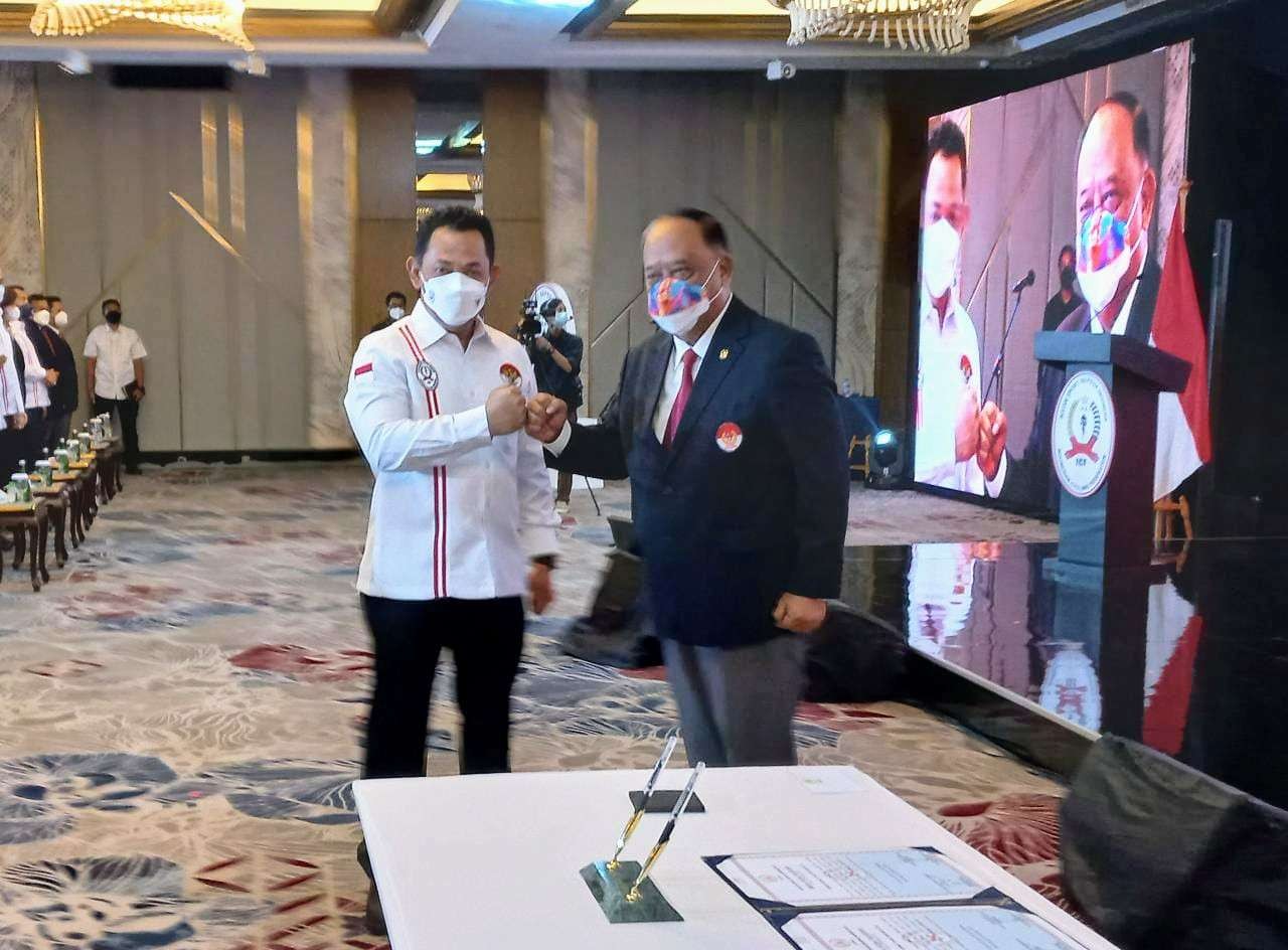 Ketua Umum KONI Pusat, Marciano Norman berjabat tangan dengan Ketua PB ISSI Listyo Sigit Prabowo usai pelantikan. (Foto- Istimewa)