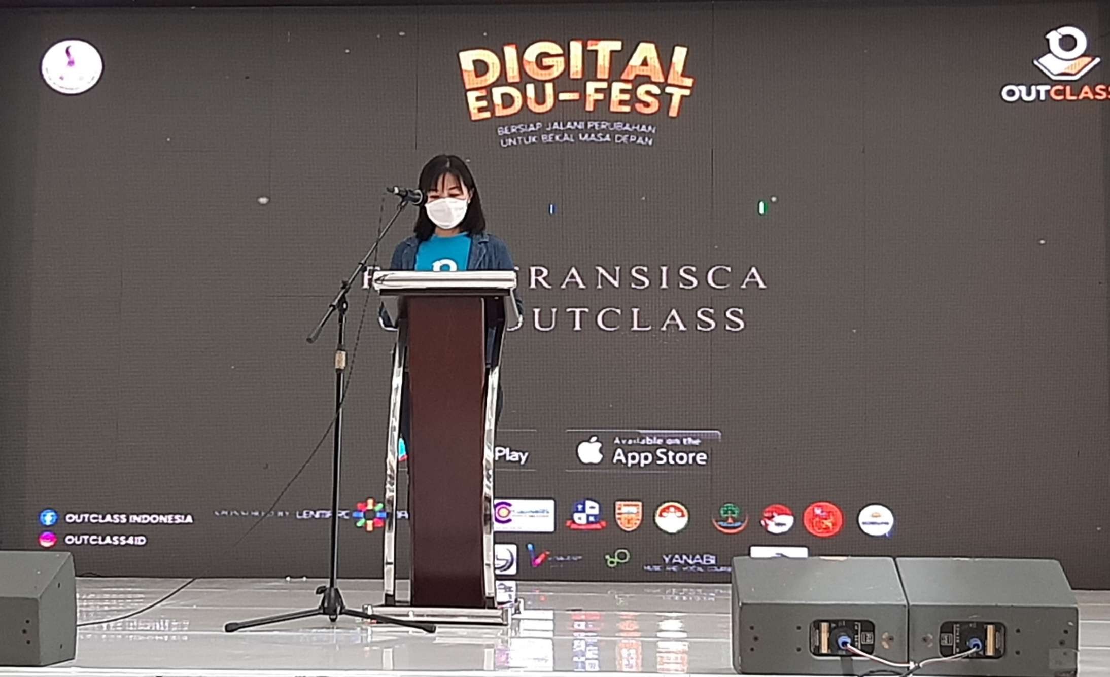 Fera Fransisca, COO OutClass saat menyampaikan sambutan dalam digital Edu Fest. (Foto: Pita Sari/Ngopibareng.id)