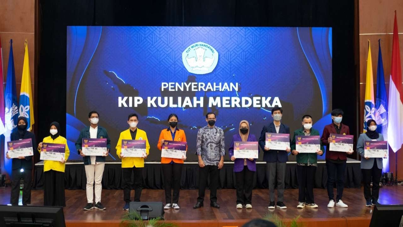 Perwakilan mahasiswa penerima KIP Kuliah Merdeka berfoto bersama Mendikbudristek Nadiem Makarim. (Foto: Istimewa)