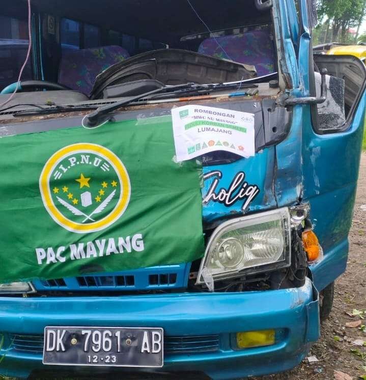 Kondisi mobil elf yang ditumpangi rombongan MWC NU Mayang ringsek (Foto: Istimewa)