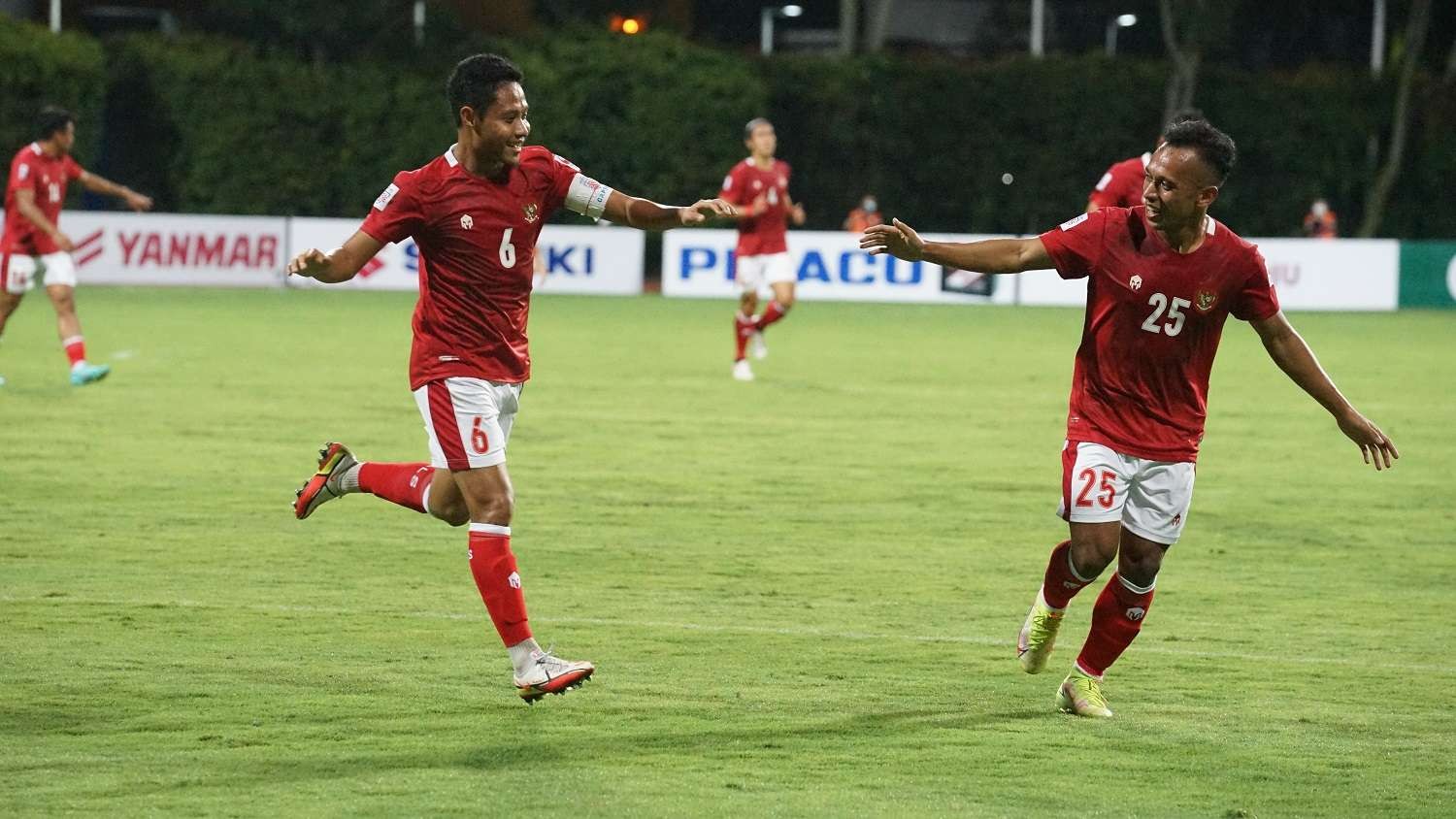 Kapten Timnas Indoneisa Evan Dimas Darmono bersama Irfan Jaya merayakan golnya ke gawang Kamboja. (Foto: PSSI)