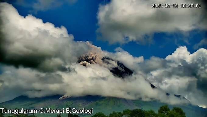 Visual Gunung Merapi saat erupsi pada Minggu, 12 Desember 2021 pagi. (Foto: Twitter BPPTKG)