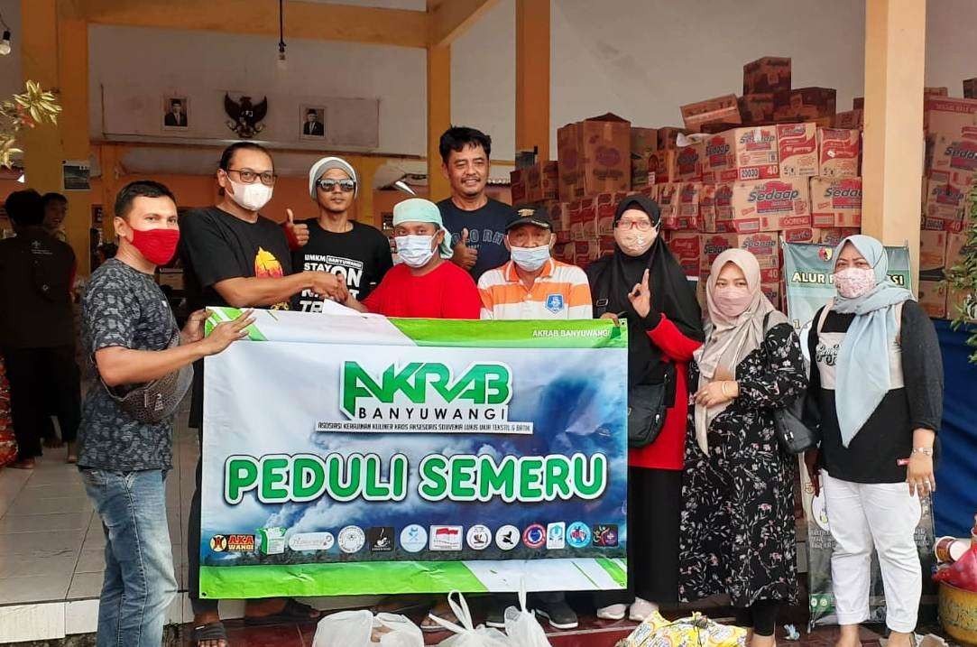 Perwakilan anggota Akrab menyerahkan bantuan kepada petugas di Posko Penanganan bencana di Desa/Kecamatan Pasirian, Lumajang. (Foto: Istimewa)