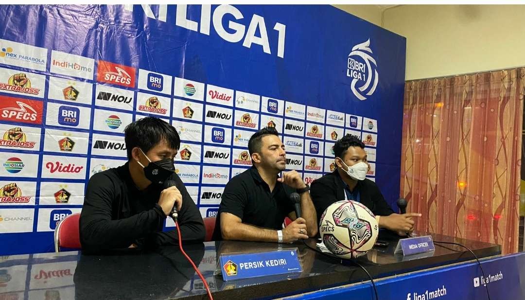 Pelatih Persik Kediri Javier Roca dalam konferensi pers usai timnya kalah atas Persib Bandung. (Foto: Istimewa)