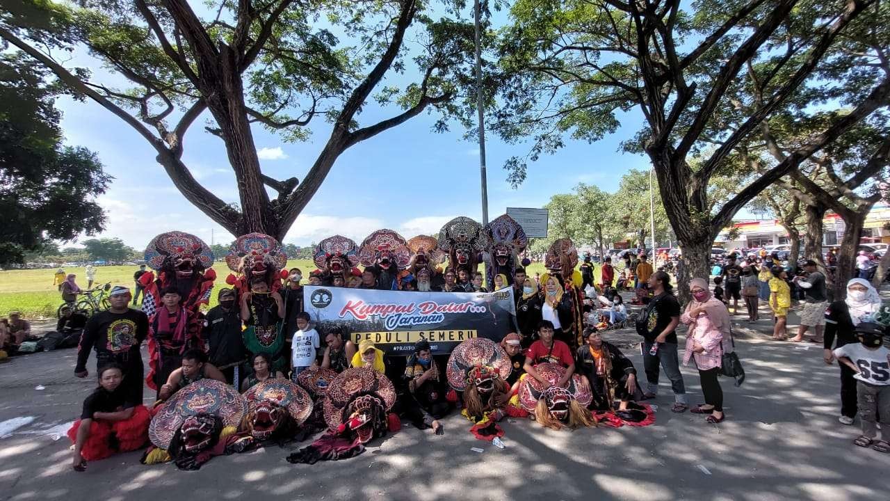 Puluhan pelaku kesenian Jaranan, Kediri melakukan penggalangan dana untuk korban erupsi Semeru.(Foto: Istimewa)