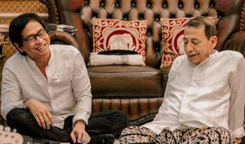 Habib Muhammad Luthfi bin Yahya dan Addie MS santai. (Foto: Istimewa)