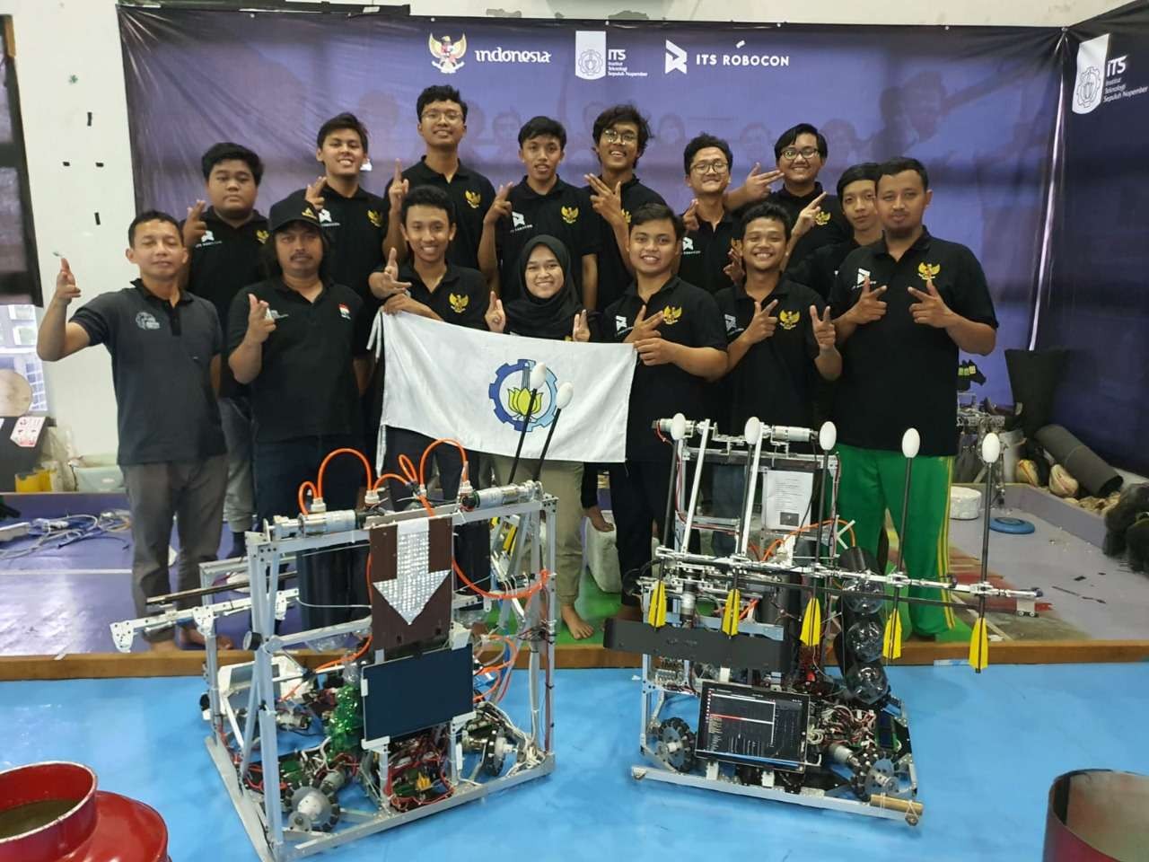 Tim robot ITS RIOT setelah dinyatakan memenangkan kompetisiABU Robocon 2021. (Foto: Istimewa)