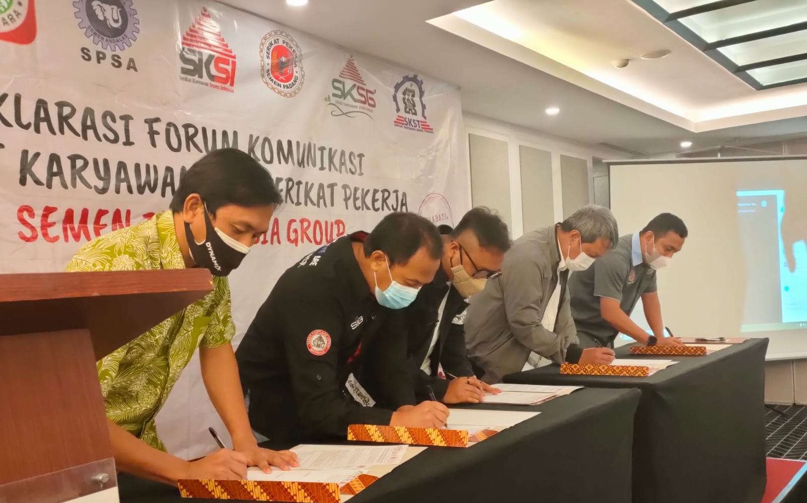 Tandatangan deklarasi forum komunikasi serikat karyawan dan serikat pekerja Semen Indonesia Group. (Foto: Istimewa)