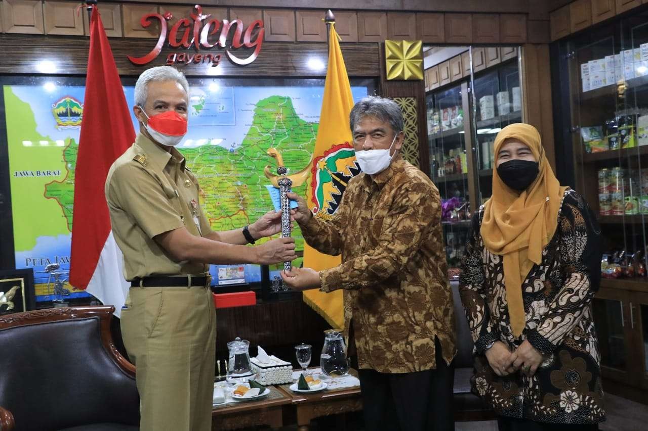 Gubernur Jawa Tengah Ganjar Pranowo saat diberi keris luk sembilan dari budayawan sekaligus dosen Universitas Muhammadiyah Surakarta Sabar Narimo. (Foto: dok. Humas Pemprov Jateng)