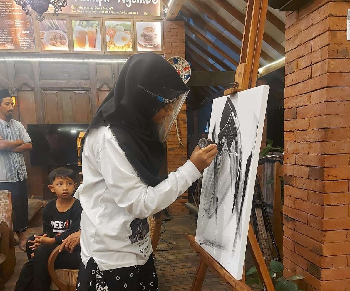 Shafiya dalam pembukaan pameran tunggal 3 pelukis cilik, juga menunjukkan kemampuannya melukis. (Foto: Istimewa)
