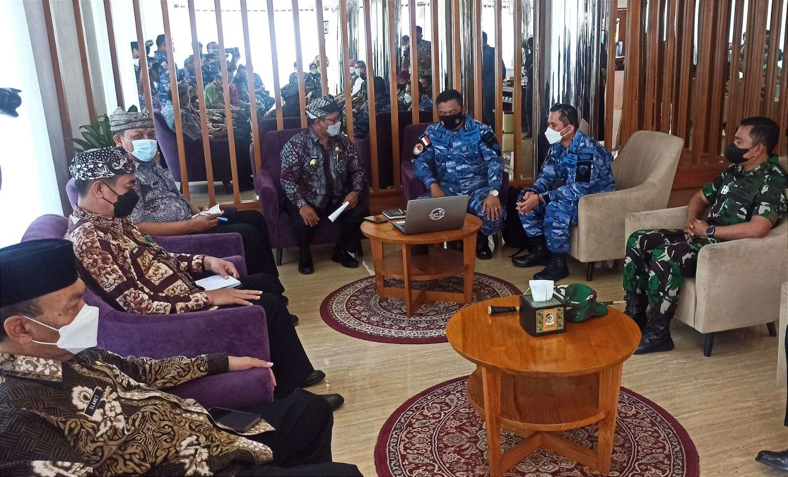 Rombongan dari Lanud Abdurahman Saleh, Malang bertemu dengan Wakil Bupati Banyuwangi, Sugirah, di Lounge Pemkab Banyuwangi. (Foto: Muh. Hujaini/Ngopibareng.id)