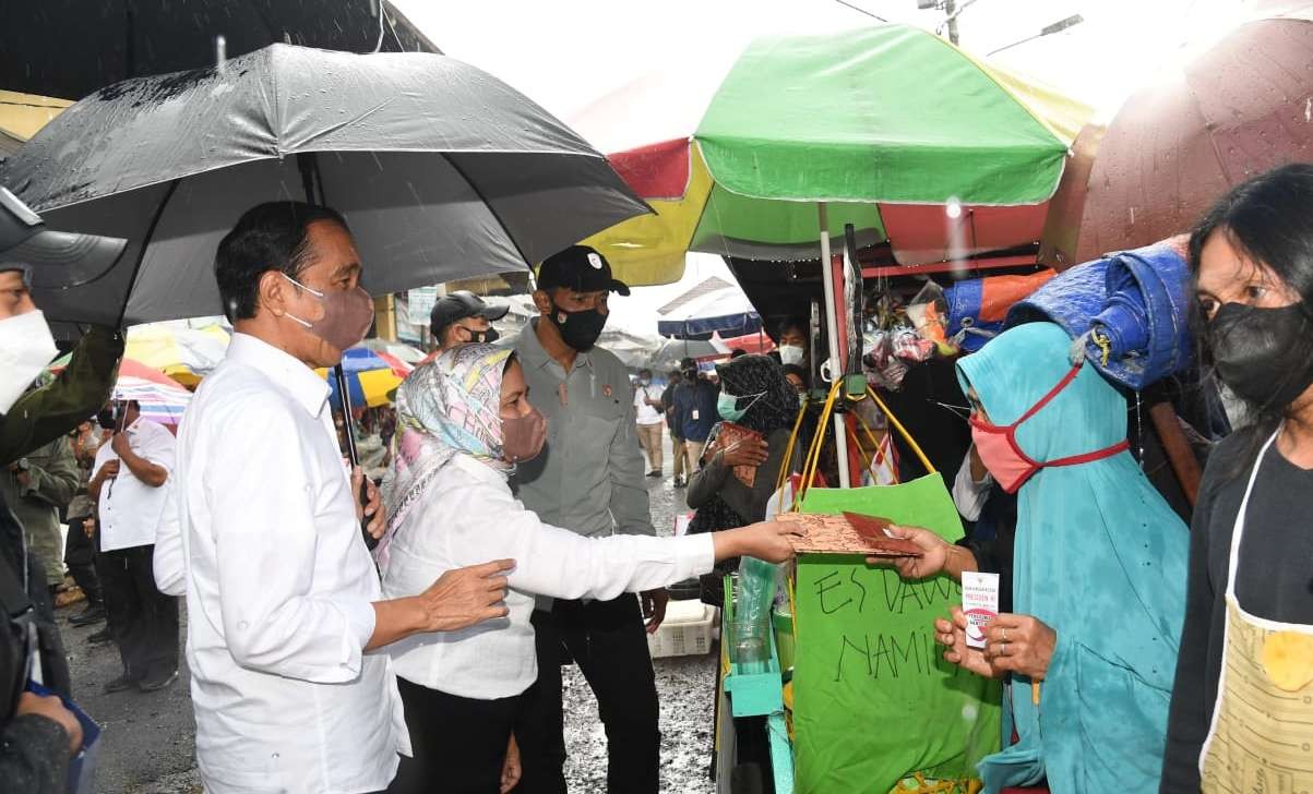 Presiden bertemu masyarakat Wonosobo di tengah hujan yang cukup deras (foto: Setpres)