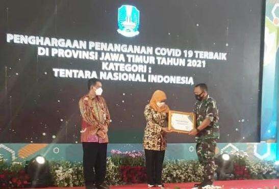 Dandim 0825 Banyuwangi Letkol Infanteri Yuli Eko Purwanto menerima Piagam penghargaan dari Gubernur Jawa Timur Khofifah Indar Parawansa (foto:istimewa)