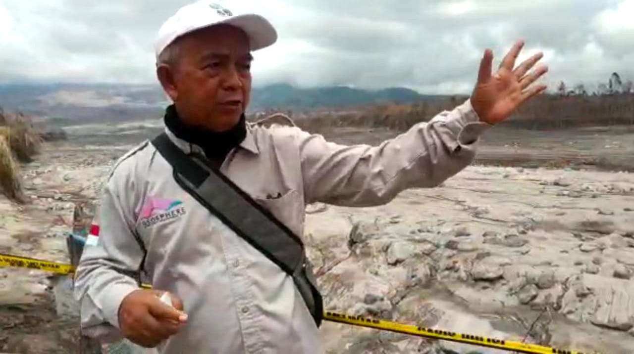 Pakar Kompartemen Kebencanaan IKA ITS, Dr. Ir. Amien Widodo M.Si saat terjun langsung ke wilayah erupsi Gunung Semeru. (Foto: istimewa)