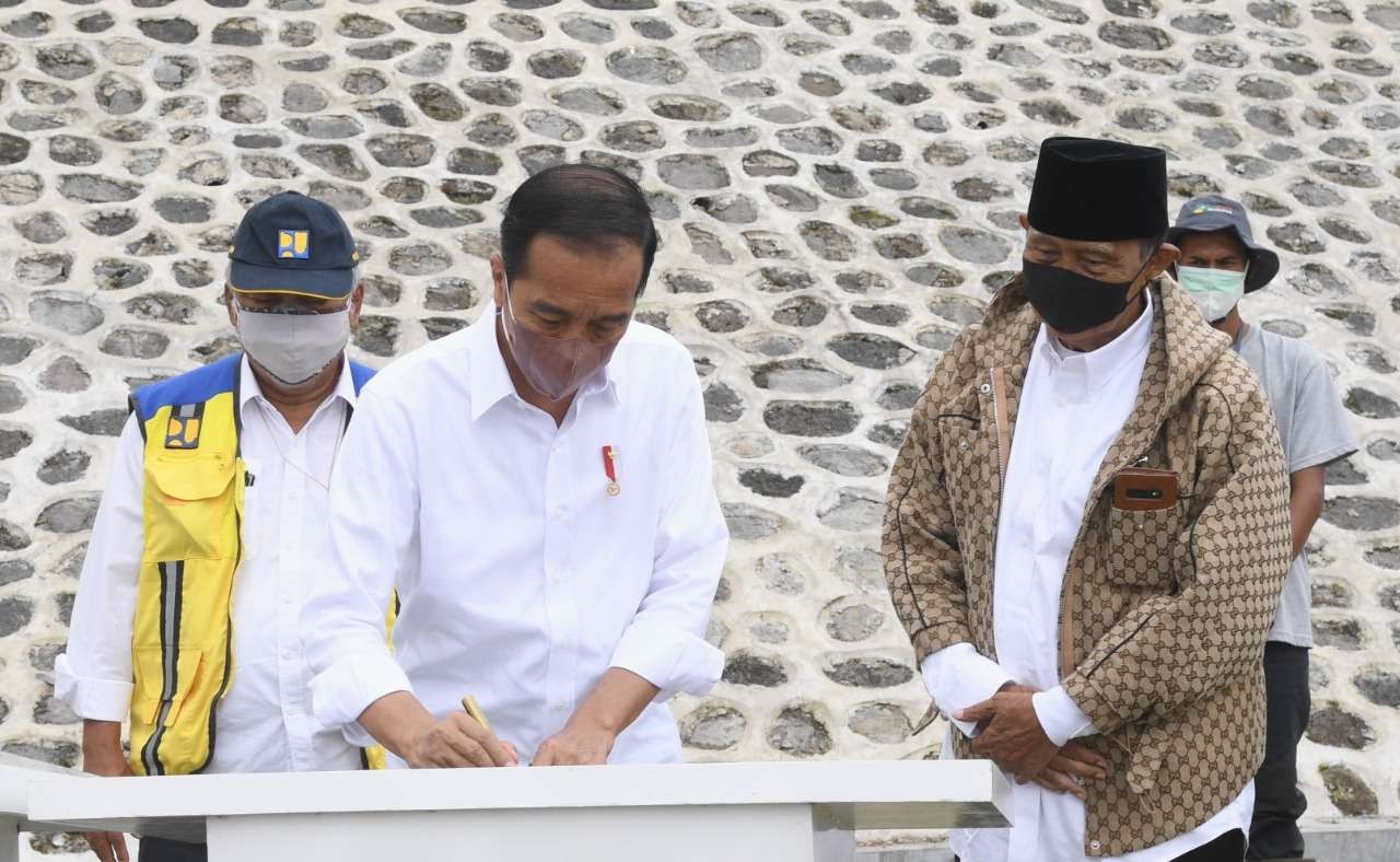 Presiden Jokowi didampingi Menteri PUPR Basuki Hadimulyono menandatangani prasti embung, Selasa 14 Desember 2021. (Foto: Setpres )