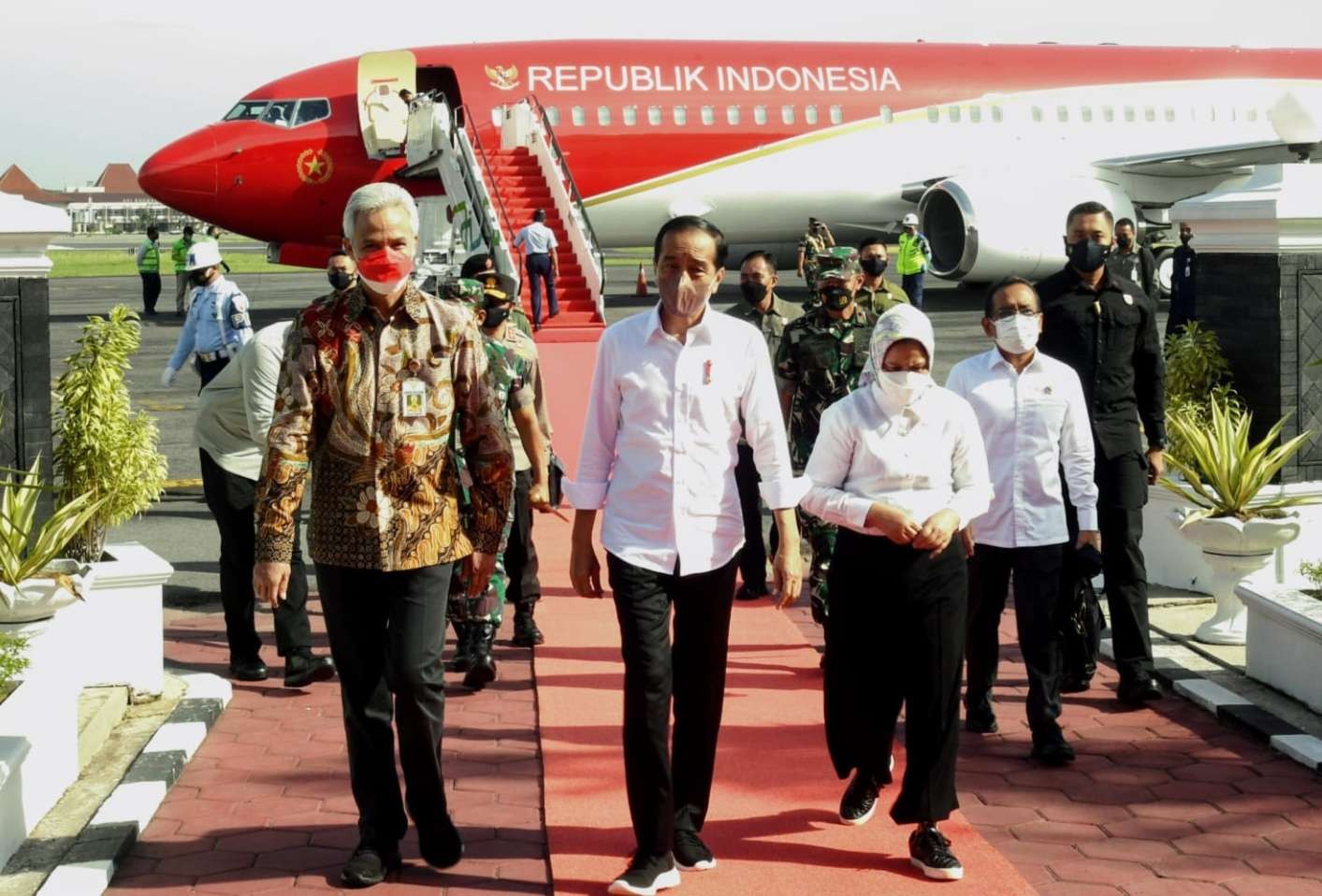 Di Bandara Adi Sumarmo Boyolali, Presiden Jokowi berserta Ibu Negara disambut langsung oleh Gubernur Jateng  Ganjar Pranowo. (Foto:: Setpres)