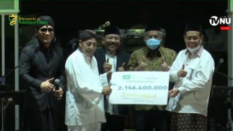Panita Muktamar ke-34 NU menerima dana Rp2 miliar tersebut pada acara Konser Amal Muktamar ‘Road to Lampung’. (Foto:Istimewa)