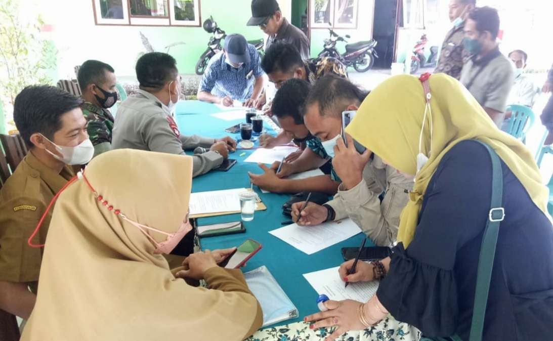 Belasan kades terpilih di wilayah Kecamatan Klabang Bondowoso menandatangani deklarasi damai menjaga kondusifitas sesudah pelantikan Kamis besok. (foto: guido/ngopibareng.id)