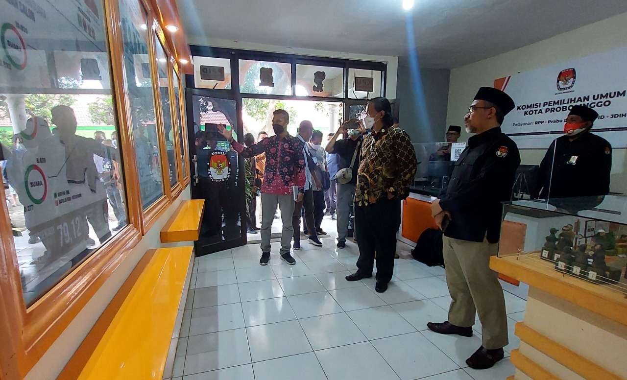 KPU Kota Probolinggo meluncurkan aplikasi Rumah Pintar Pemilu Prabu Linggih Berbasis Android. (Foto: Ikhsan Mahmudi/Ngopibareng.id)