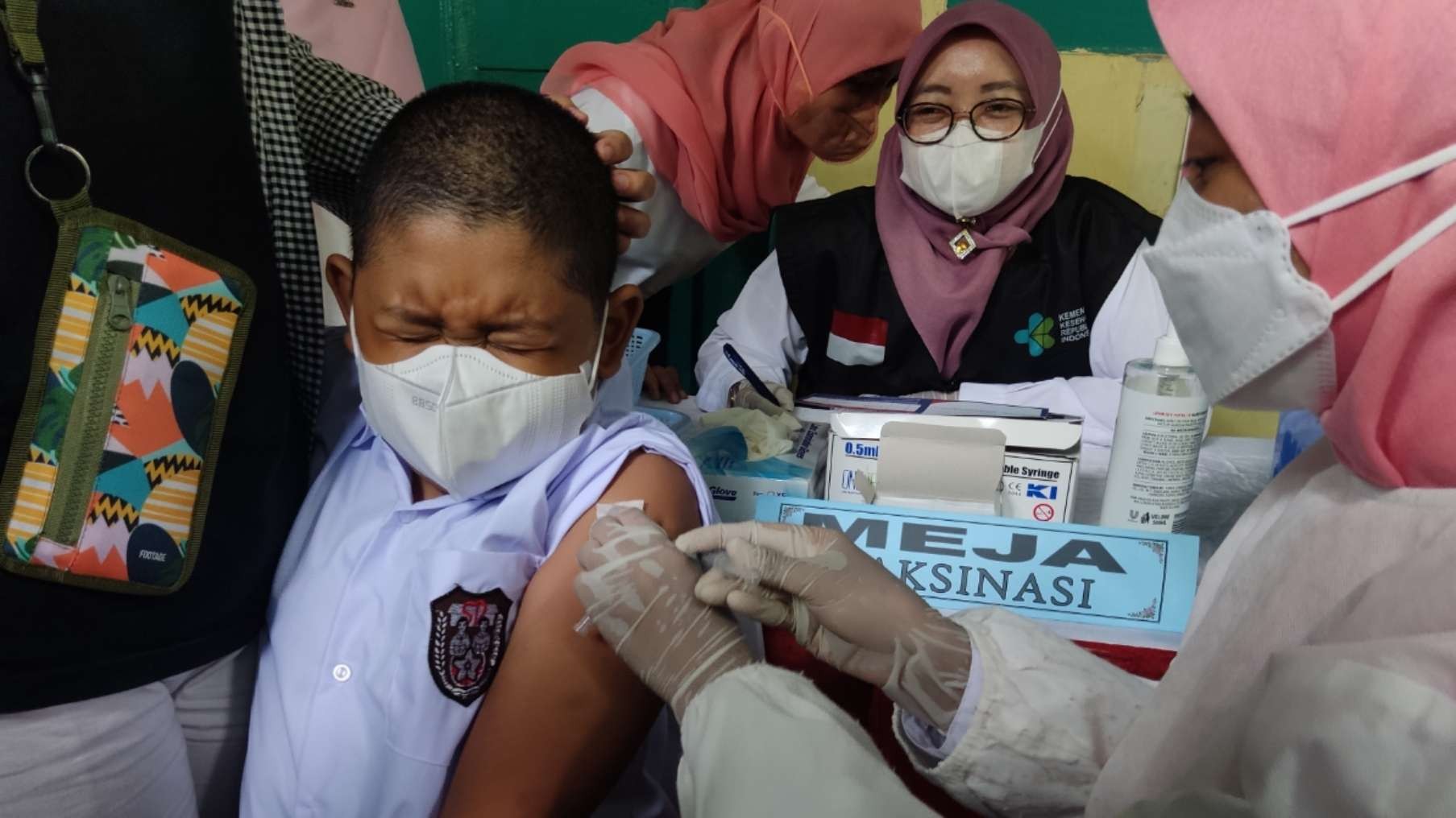 Siswa SDN Kaliasin 1 Surabaya, Bilal saat menjalani vaksinasi Covid-19 di SDN Kaliasin 1, Surabaya, Rabu 15 Desember 2021. (Foto: Fariz Yarbo/Ngopibareng.id)