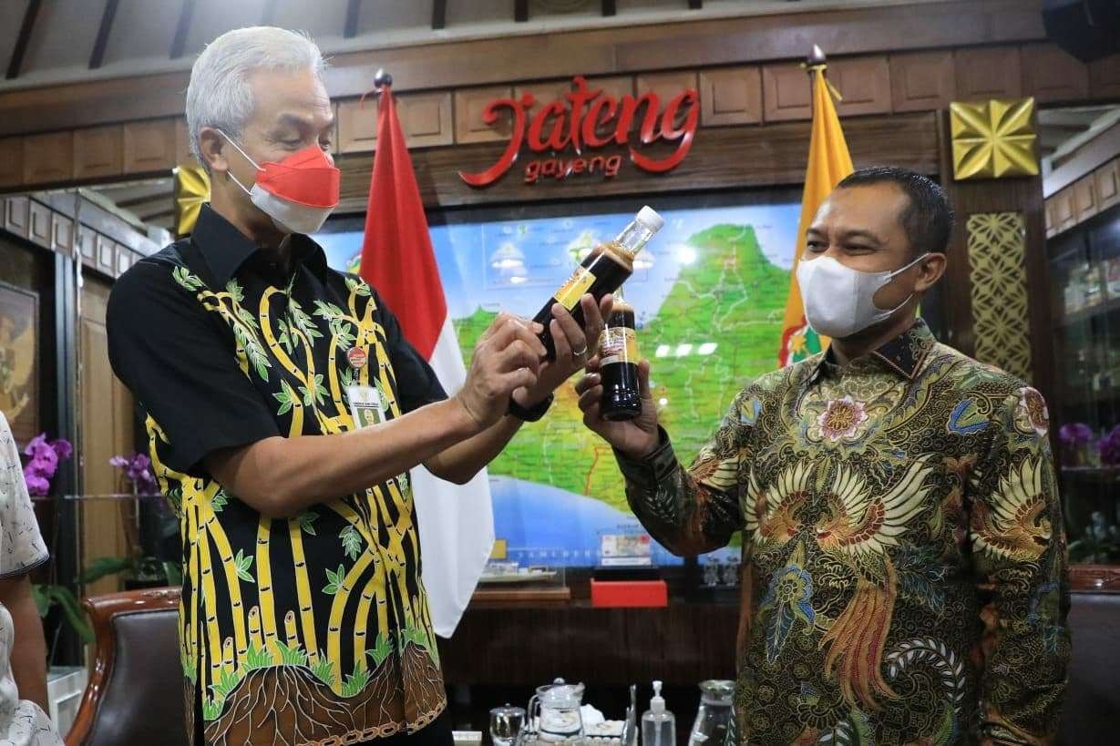 Gubernur Jawa Tengah Ganjar Pranowo dan Wakil Bupati Bengkalis, Bagus Santoso saling pamer produk UMKM, saat berkunjung ke Jateng. (Foto: Ist)