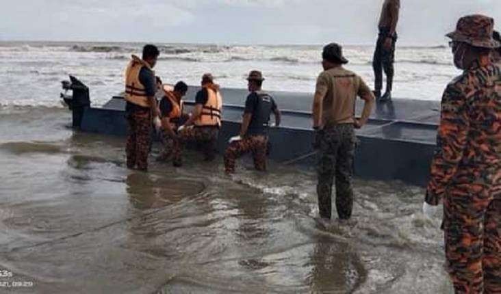 Bangka kapal yang diduga membawa 50 TKI Ilegal yang tenggelam telah ditemukan. (Foto: Ant)