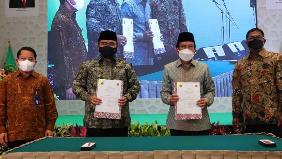 Menag dan Menteri ATR/BPN usai tandatangani MoU sertipikasi tanah wakaf. (Foto: Kemenag)