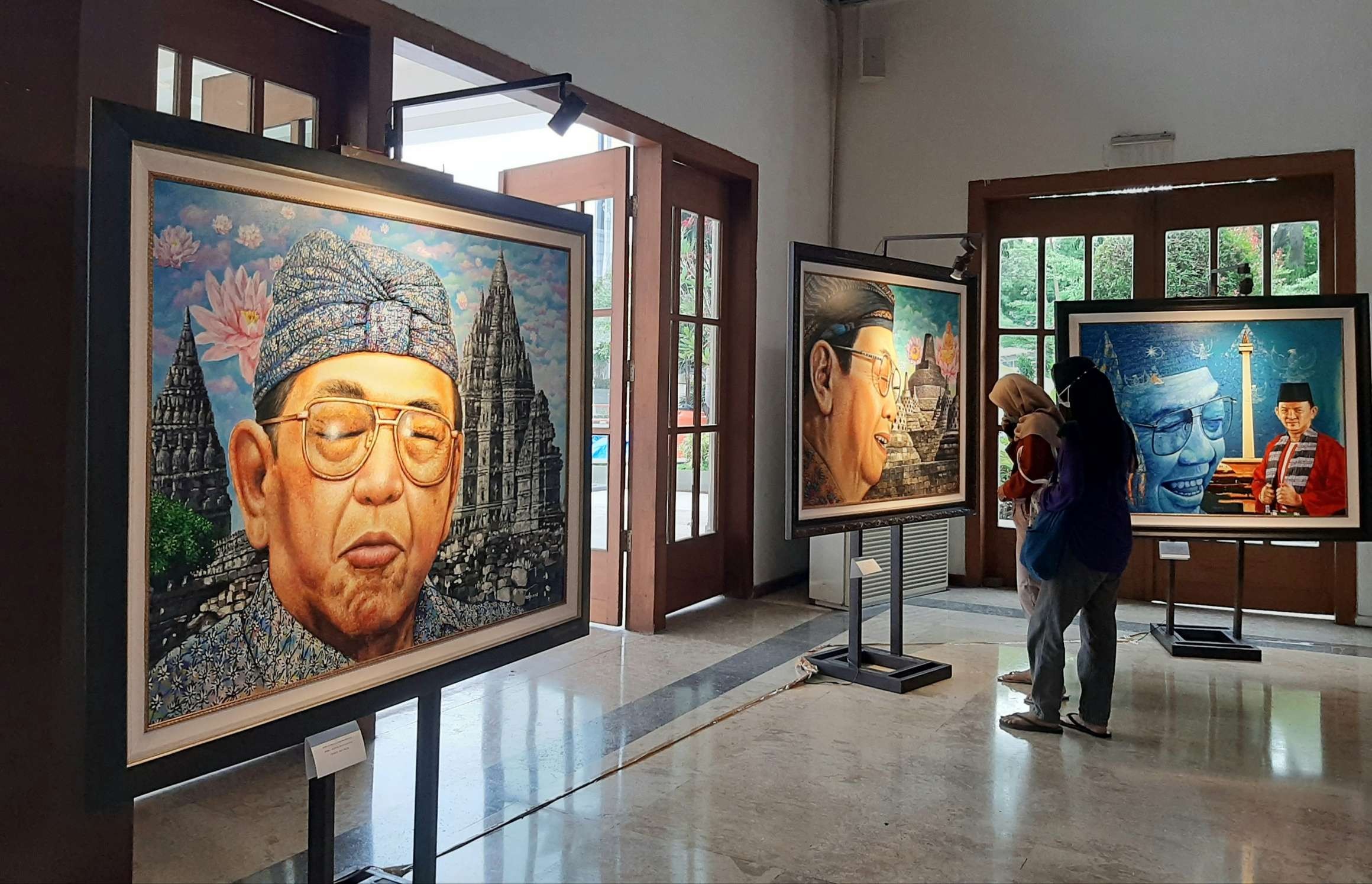 31 lukisan bertajuk "Jimat NU" karya Nabila Dewi Gayantri yang dipemerkan di Aula Utama Balai Pemuda. (Foto: Pita Sari/Ngopibareng.id)