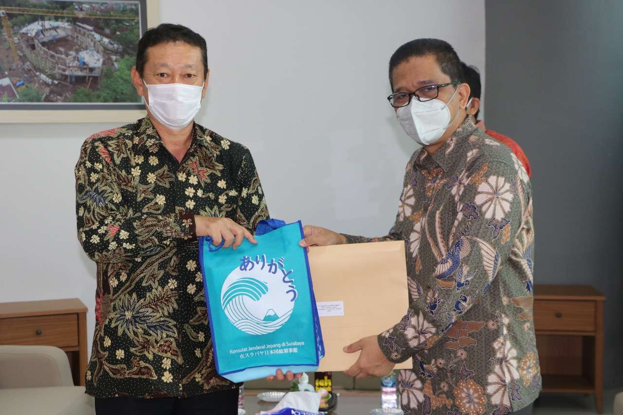 Rektor Unej menerima cendera mata dari Konsul Jenderal Jepang di Surabaya, Takeyama kenichi (Foto: Dok Humas Unej)