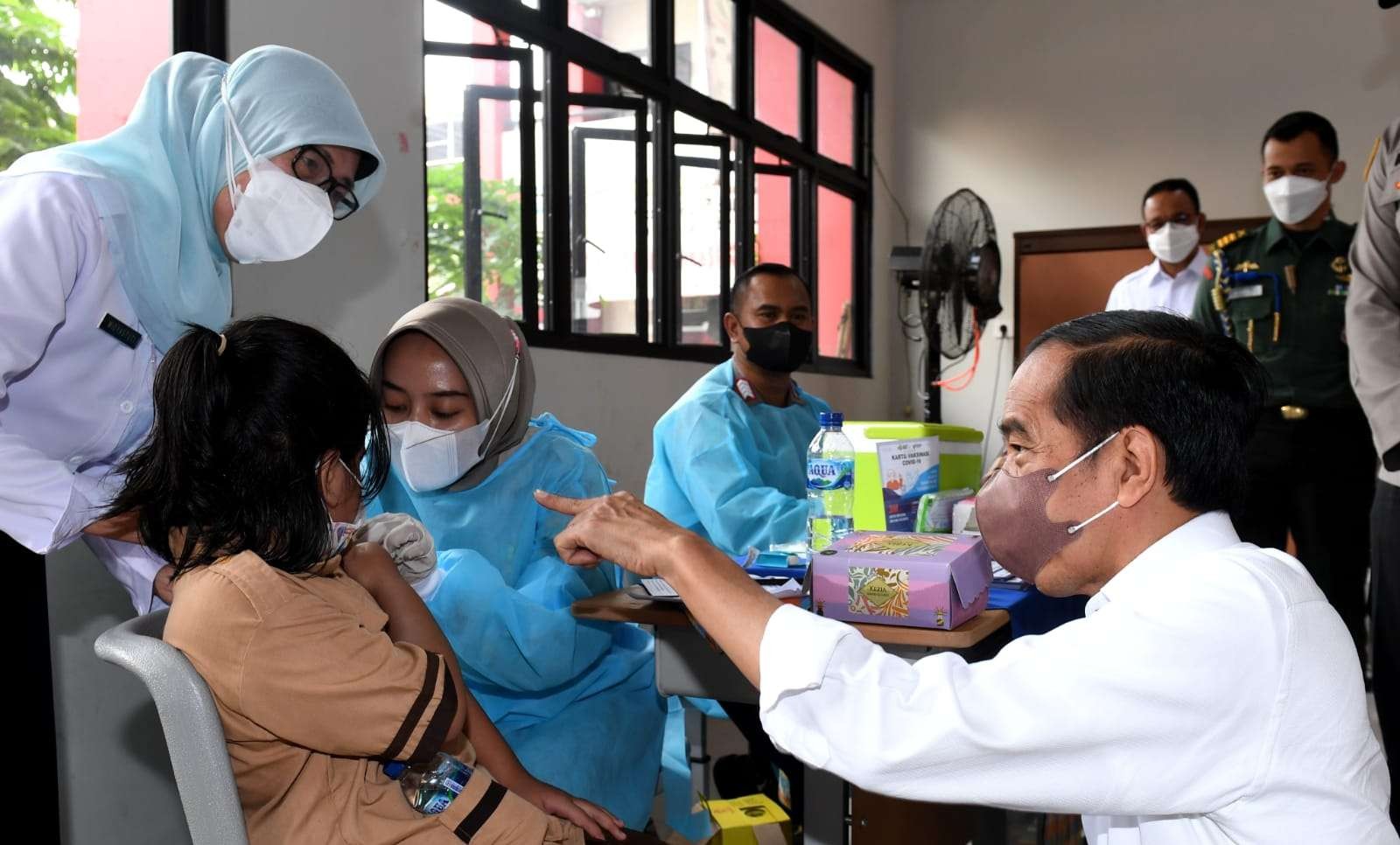 Presiden mencoba menghibur murid SD yang sedang dosuntik vaksin di Cideng (foto: Seypres)