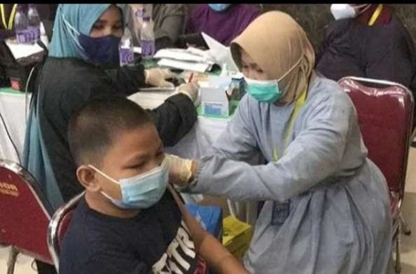 Seorang anak sedang menerima suntikan vaksinasi covid-19 di Kakarta (Foto: Istimewa)