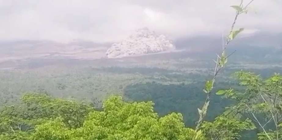 Awan panas guguran Gunung Semeru yang terjadi pada Kamis, 16 Desember 2021 pagi ini. (Foto: Tangkapan Layar)