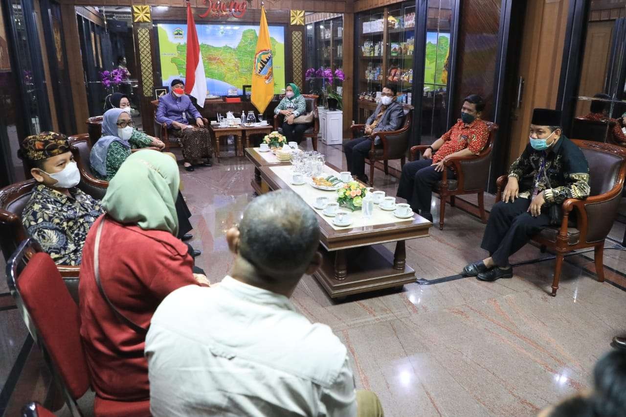 Gubernur Jawa Tengah, Ganjar Pranowo, menerima pengurus pusat Perkumpulan Aparatur Pemerintah Desa Seluruh Indonesia (PAPDESI) di kantornya, Kamis 15 Desember 2021. (Foto: Istimewa)