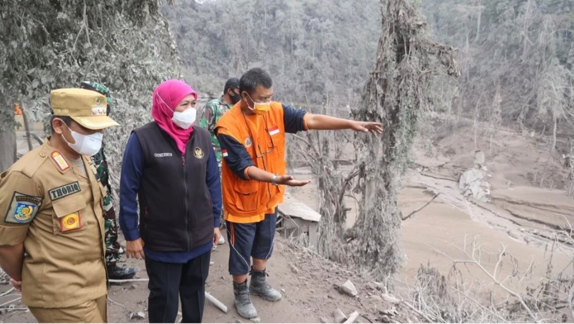 Gubernur Jawa Timur Khofifah Indar Parawansa ketika meninjau daerah terdampak erupsi Semeru. (Foto: Pemprov Jatim)