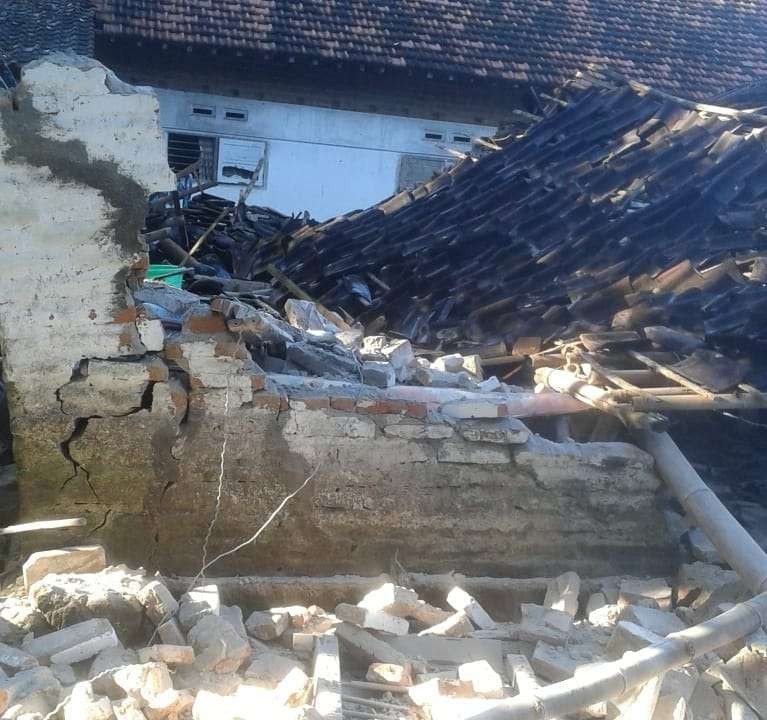 Rumah warga Jember ambruk akibat gempa dengan kekuatan 5,1 skala richter, Kamis, 16 Desember 2021 (Foto:Istimewa)
