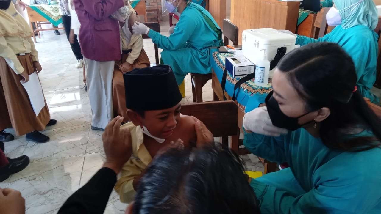 Proses vaksinasi siswa Madrasah Ibtidaiyah Nahdlatul Ulama Bululawang, Kabupaten Malang (Foto: Lalu Theo/ngopibareng.id)