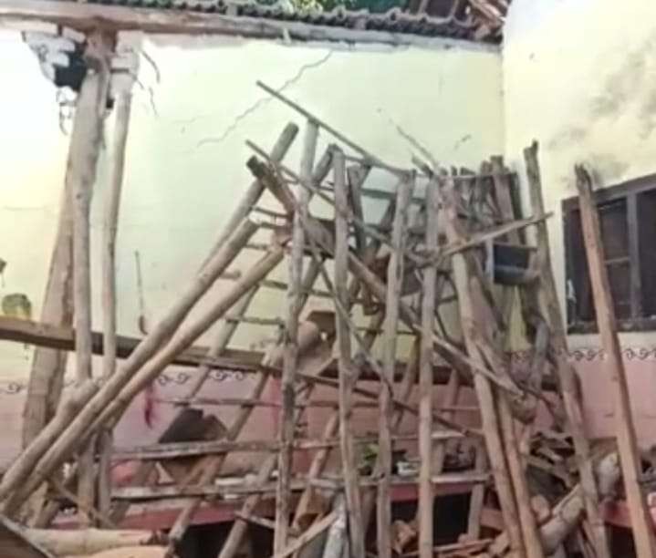 Kondisi dapur milik Sumiran, ambruk akibat gempa (Foto: Tangkap layar video)