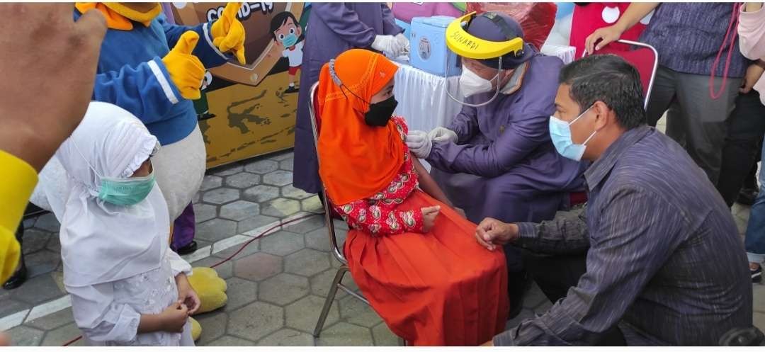 Walikota Kediri Abdullah Abu Bakar meninjau pelaksanaan vaksinasi pelajar SD (Foto: Fendhy Plesmana/Ngopibareng.id)