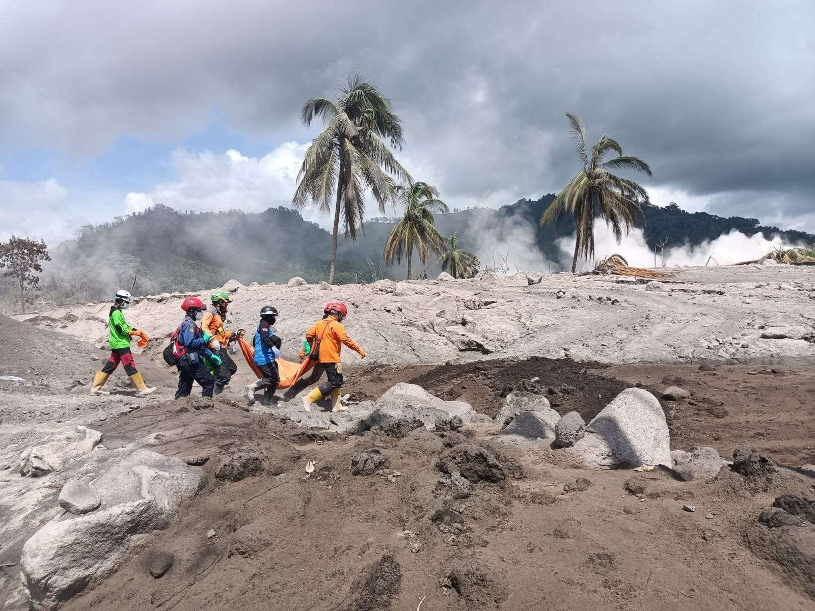Proses evakuasi bencana erupsi Gunung Semeru di Kabupaten Lumajang (Foto: ngopibareng.id)