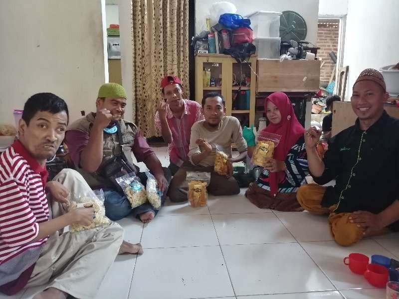 Anggota 'Oemah Craft' Kota Pasuruan dengan produk Kripik Pisang dan Rengginangnya (Foto: Laily /ngopibareng.id)