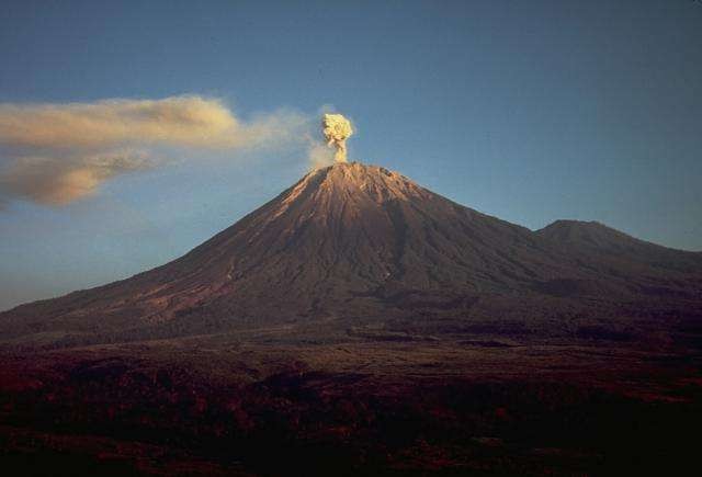 Gunung Semeru dinaikkan status jadi Siaga Level 3. (Foto: Ant)