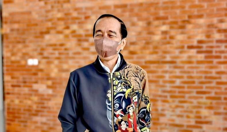 Jaket baru Jokowi yang dibeli saat kunjungan kerja ke Blora, Jateng. (Foto: Setpres)